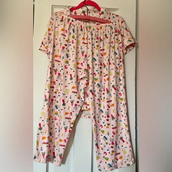 BNWT! Unbranded Sample, “the garden club” short sleeve, capri, PJs, pale pink - Picture 10 of 13